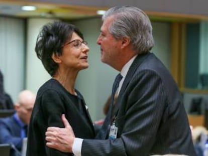 El ministro M&eacute;ndez de Vigo (d), saluda a la comisaria europea Marianne Thyssen (i), en una reuni&oacute;n en Bruselas este jueves. 