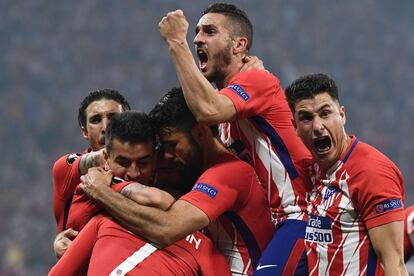 Antoine Griezmann celebra con sus compañeros su gol.