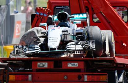 La grúa retira el coche accidentado de Lewis Hamilton.