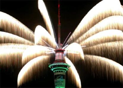Haces de luz y fuego coronan la torre Sky, en Auckland al llegar la medianoche en el país austral.