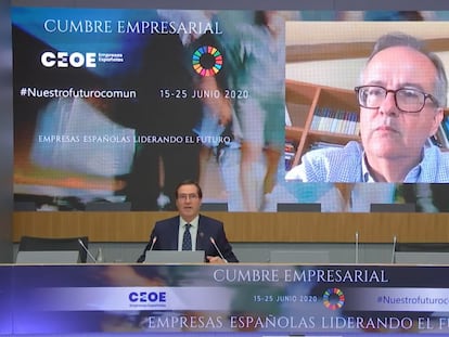 Antonio Garamendi escucha la intervención de Simón Pedro Barceló (en la pantalla) en la cumbre de la CEOE.