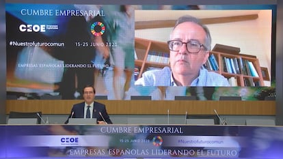 Antonio Garamendi escucha la intervención de Simón Pedro Barceló (en la pantalla) en la cumbre de la CEOE.