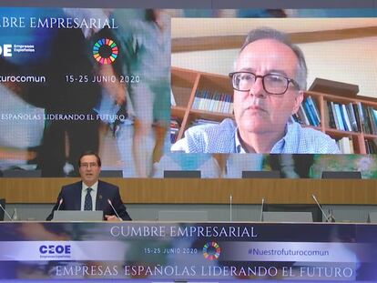 Antonio Garamendi escucha la intervención de Simón Pedro Barceló (en la pantalla) en la cumbre de la CEOE.