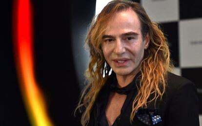 John Galliano, durante la presentación de su fichaje como consultor de la firma cosmética rusa L'Etoile, el 22 de mayo en Moscú.