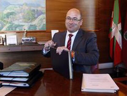 Alfredo de Miguel, cuando era diputado foral alavés.