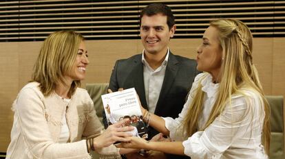 Carmen Chacón (PSOE) y Albert Rivera (Ciudadanos), en un acto de apoyo a Lilian Tintori, esposa del opositor venezolano encarcelado Leopoldo López.