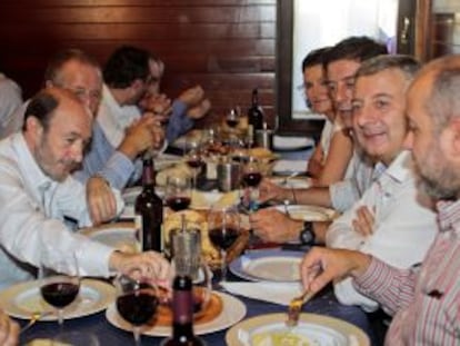 Rubalcaba (izquierda) y Jos&eacute; Blanco (2d), entre otros, en una comida en Lugo.