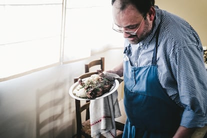 El cocinero francés Antoine Chépy sirve un plato en su restaurante Arotzenia, en una foto cedida por el establecimiento.