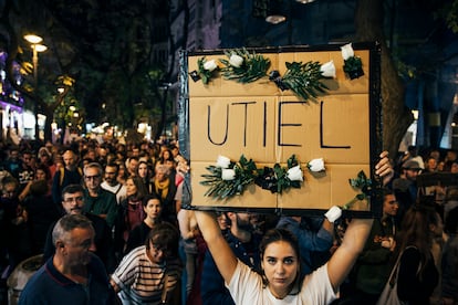 Una manifestante con un cartel en recuerdo de los fallecidos en Utiel.