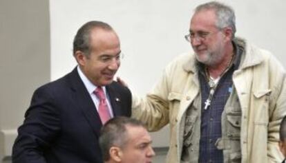 El poeta Javier Sicilia (d) y el presidente de México, Felipe Calderón (i), en el Castillo de Chapultepec, en el segundo diálogo público, con el Movimiento de Paz con Justicia y Dignidad.