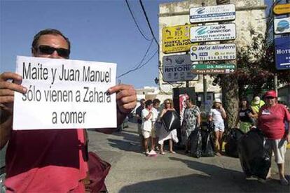 Vecinos de Zahara de los Atunes recogían ayer basura en protesta por la falta de barrenderos.