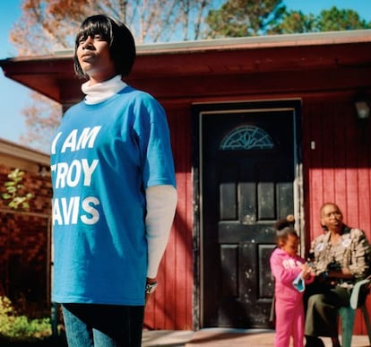 La hermana de Troy Davis, Martina Correia y su madre, Victoria, al fondo, en la casa familiar donde &eacute;l creci&oacute; en Savannah (Georgia). Ambas murieron al poco de la ejecuci&oacute;n de Troy el 21 de septiembre de 2011.