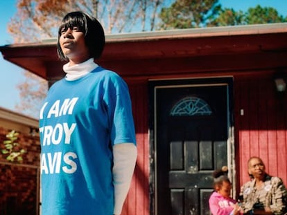 La hermana de Troy Davis, Martina Correia y su madre, Victoria, al fondo, en la casa familiar donde &eacute;l creci&oacute; en Savannah (Georgia). Ambas murieron al poco de la ejecuci&oacute;n de Troy el 21 de septiembre de 2011.