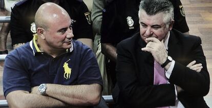 Óscar Benavente y Juan Antonio Roca en una imagen tomada del monitor de televisión de la sala de la Audiencia de Málaga, este miércoles.