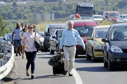 Los ciudadanos que quieren llegar al aeropuerto de Marignane se ven obligados a ir andando debido a que las carreteras de las inmediaciones están bloqueadas por los taxistas.