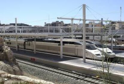 El Príncipe de Asturias inaugura este lunes el nuevo servicio del AVE Madrid-Alicante, una infraestructura que tendrá un impacto económico de unos 70 millones de euros al año en el PIB de la provincia alicantina, generará 735 empleos y permitirá impulsar el turismo residencial, de negocio y deportivo. En la imagen, unidades del tren de alta velocidad en la estación alicantina.