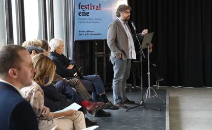 Sergio del Molino (de pie) en la presentación del Festival Eñe.