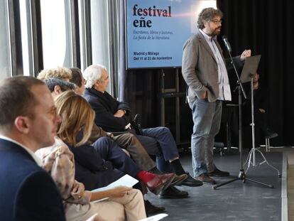 Sergio del Molino (de pie) en la presentación del Festival Eñe.