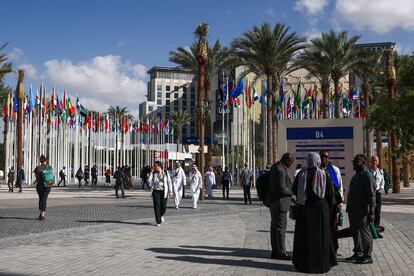 Gente llegando a la COP28 de Dubai.