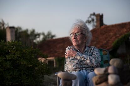 La poeta uruguaya Ida Vitale en su casa de Las Flores, (Uruguay)