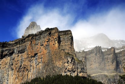 La red europea de Geoparques, un proyecto de la Unesco que agrupa aquellos enclaves que destacan por su riqueza geológica posee en España diez enclaves. Uno de ellos es el Sobrarbe, donde caben algunos de los paisajes más impactantes de los Pirineos: las cimas calcáreas de las Treserols, los cañones de Ordesa y Añisclo (en la foto), los valles de Pineta y Escuaín, el macizo de Posets, el valle de Chistau o la Sierra de Guara. / www.geoparquepirineos.com