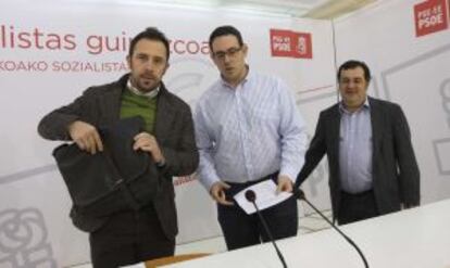 Los socialistas Denis Itxaso, Mikel Durán y Ernesto Gasco, en la rueda de prensa celebrada hoy.