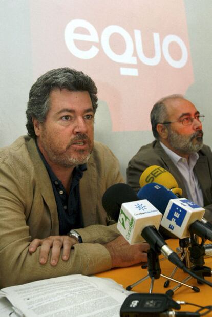 Juan López de Uralde (i), principal impulsor de la plataforma política Equo, acompañado de Alejandro Sánchez, durante la presentación oficial hoy en Madrid de la formación