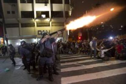 Estudiantes son dispersados por la Policía Militar durante una protesta contra el aumento de las tarifas de transporte público en Sao Paulo (Brasil).