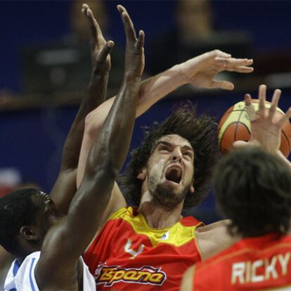 Pau Gasol sufre la oposición de Florent Pietrus, bajo el aro francés, ayer durante el partido.