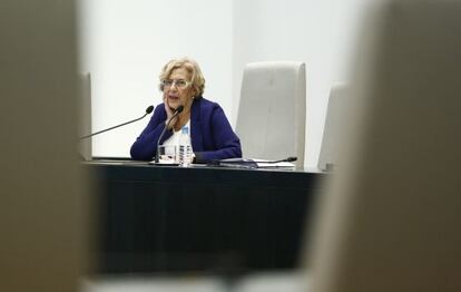 Manuela Carmena, ayer en el pleno municipal.