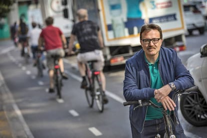 El concejal de Movilidad Sostenible del Ayuntamiento de Valencia, Giuseppe Grezzi, en uno de los carriles bici de la ciudad.