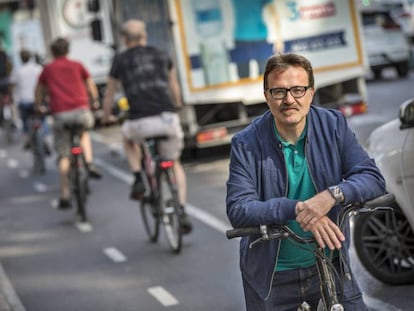 El concejal de Movilidad Sostenible del Ayuntamiento de Valencia, Giuseppe Grezzi, en uno de los carriles bici de la ciudad.