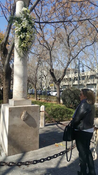 Ana P.R. visita el monolito en honor del profesor Broseta, el pasado sábado, en Valencia.