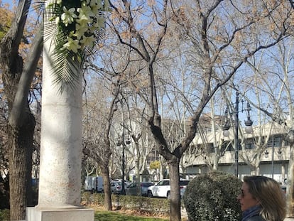 Ana P.R. visita el monolito en honor del profesor Broseta, el pasado sábado, en Valencia.