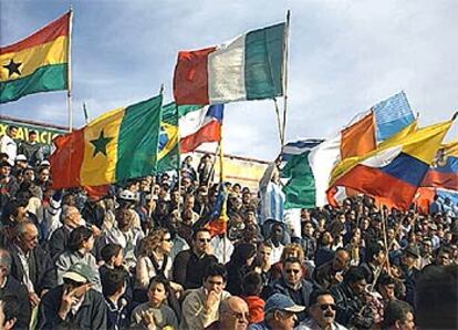 La peña El Ejido Multicolor despliega sus múltiples banderas para animar al Poli.