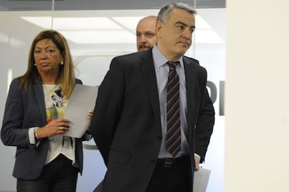 Javier de Andrés, en primer plano, en la rueda de prensa en la sede del PP de Vitoria.