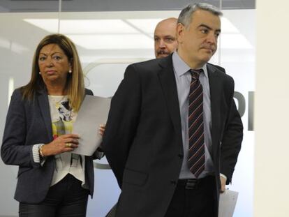 Javier de Andrés, en primer plano, en la rueda de prensa en la sede del PP de Vitoria.