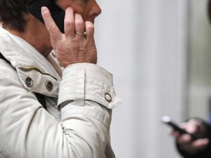 La telefonía móvil pierde abonados por octavo mes consecutivo