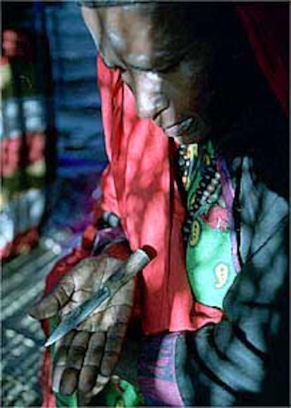 Una mujer somalí empuña el cuchillo de ablaciones.