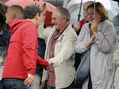 Saludo entre Hasier Arraiz, a la izquierda, y Xabier Olano en Orio.