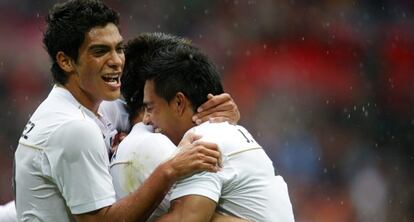 Los jugadores mexicanos celebran su tercer gol.