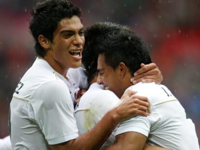 Los jugadores mexicanos celebran su tercer gol.