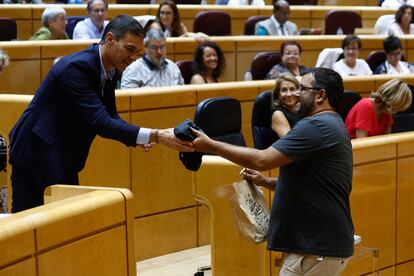 El senador de Mès Per Mallorca Vicenç Vidal, le entrega una camiseta a Pedro Sánchez durante el debate en la Cámara Alta.