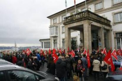 Concentración de trabajadores del Parador de Turismo de Ferrol que ha tenido lugar hoy durante una hora, en contra de su cierre.