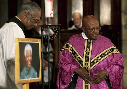 Desmond Tutu, a la derecha, oficia misa en el funeral de expresidente sudafricano Nelson Mandela, en la catedral de San Jorge en Ciudad del Cabo, el 6 de diciembre de 2013. El arzobispo despidió a su amigo con anécdotas que reflejaban su carisma y visión de estadista. “Se fue a Orania, ¿para hacer qué? ¿Os lo podéis imaginar? El presidente yendo para tomar té con la viuda del arquitecto del ‘apartheid’. Es increíble. Pero pasó”, aseguró ante las carcajadas y aplausos del público.