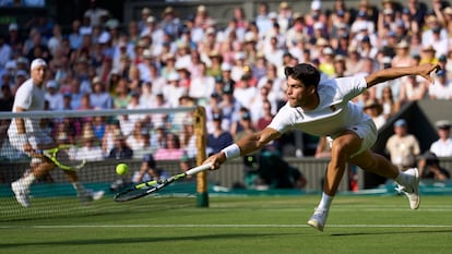 Alcaraz intenta devolver la pelota durante el partido contra Struff.