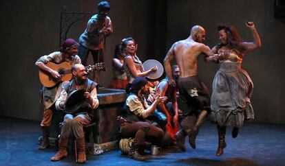 Un momento del montaje de 'Dos nuevos entremeses...nunca representados', en el Teatro de la Abadía.