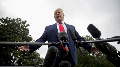 El presidente de Estados Unidos, Donald Trump, atiende a los medio en los jardines de la Casa Blanca.