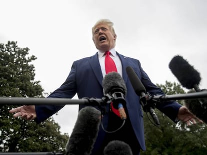 El presidente de Estados Unidos, Donald Trump, atiende a los medio en los jardines de la Casa Blanca.