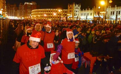 Miles de corredores durante la San Silvestre de Valencia. 